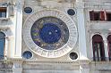 DSC_0103_De Torre dell’Orologio heeft een opvallende helderblauwe wijzerplaat met Romeinse cijfers_de tekens van dierenriem en de fasen van de maan